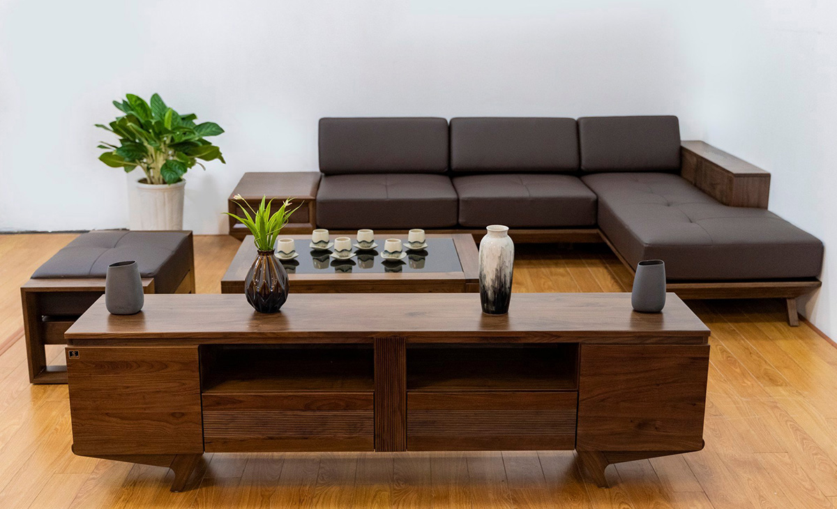 Ghế sofa gỗ kèm bàn trà và kệ trang trí