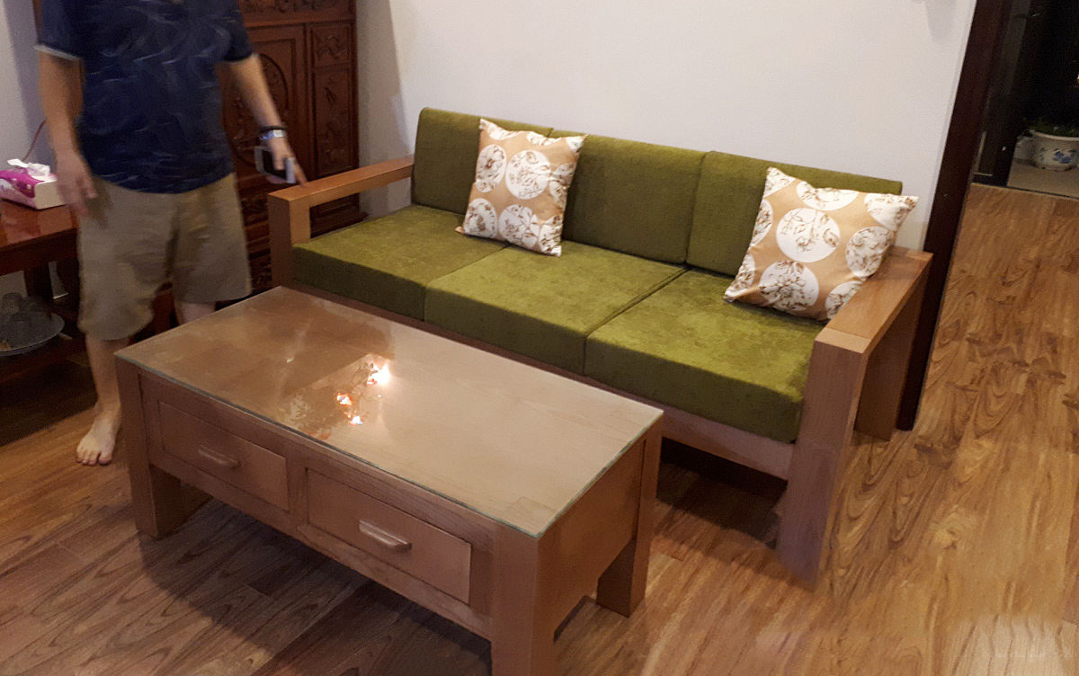 Ghế sofa văng dạng gỗ nệm nỉ nhung và bàn trà giá rẻ